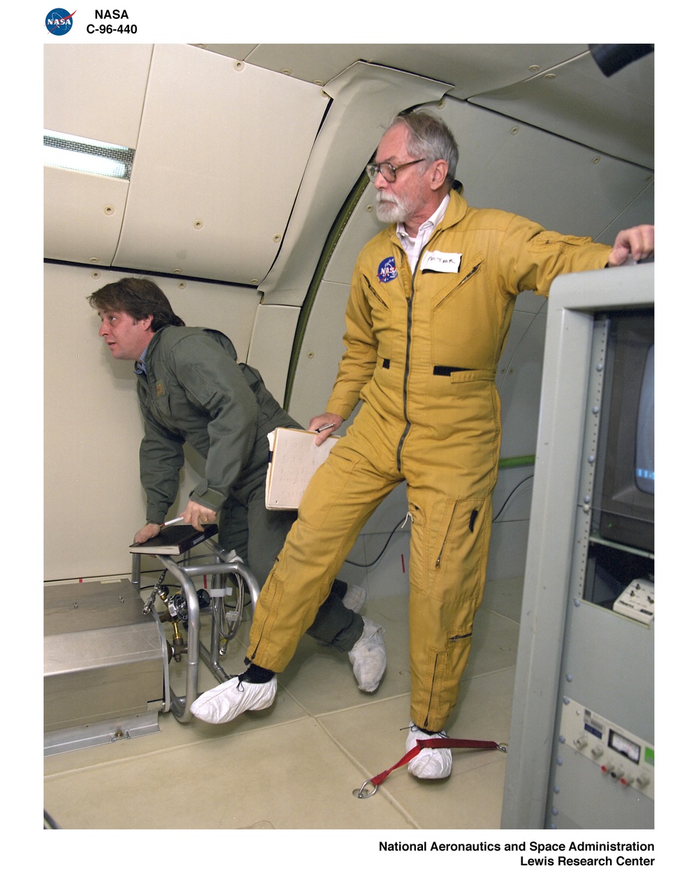 DYNAMIC IN SUPERFLUID HELIUM IN LOW GRAVITY - DC-9 AIRPLANE FLIGHT PHOTO