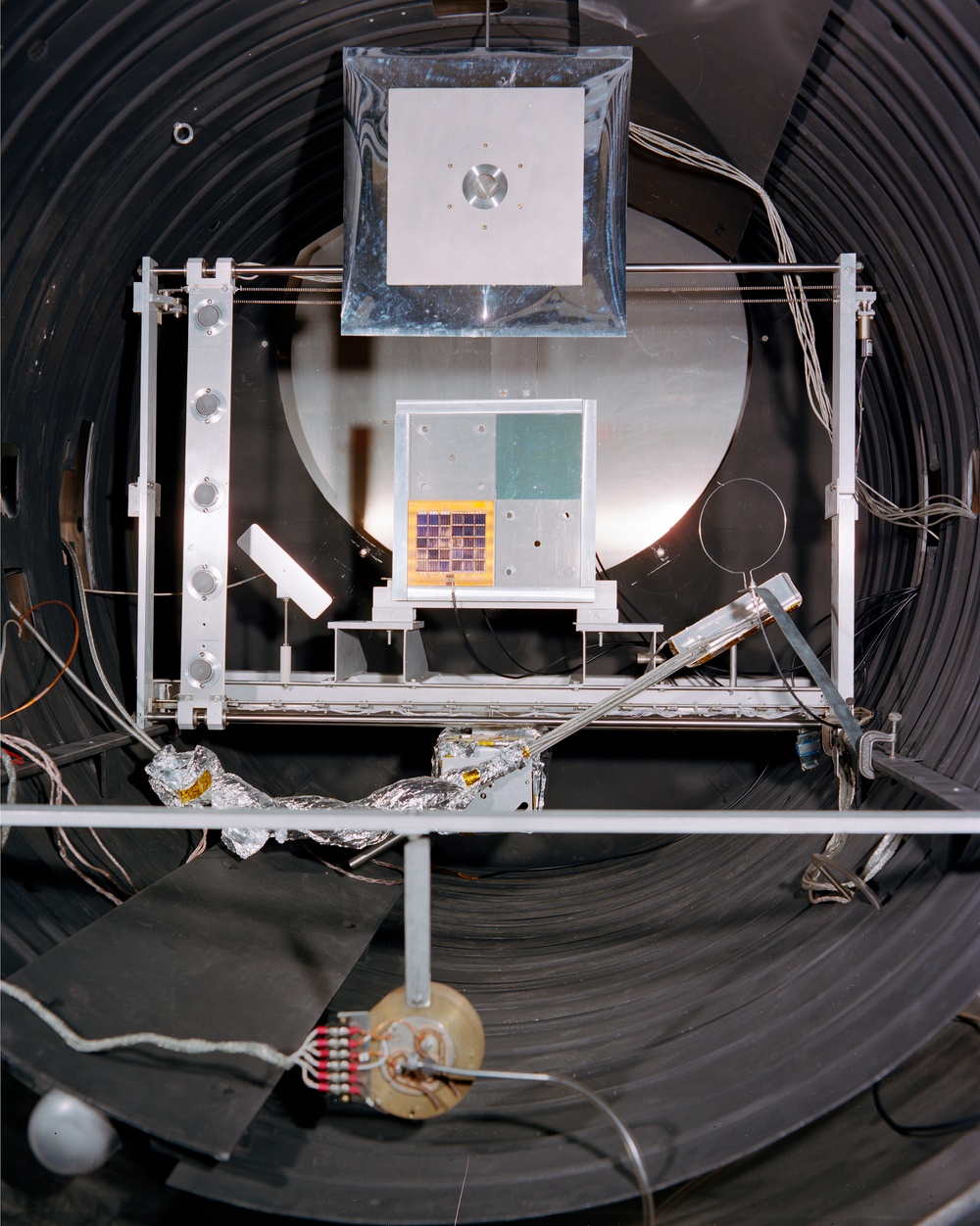 EXPERIMENTAL SET-UP IN TENNEY VACUUM CHAMBER