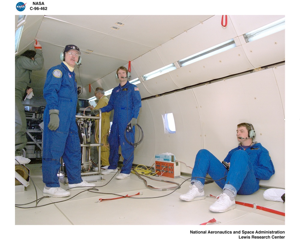 DYNAMIC IN SUPERFLUID HELIUM IN LOW GRAVITY - DC-9 AIRPLANE FLIGHT PHOTO