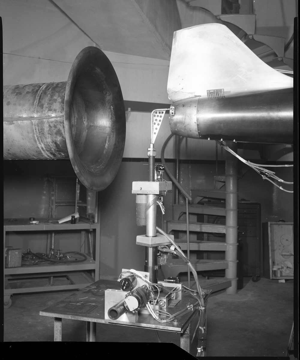 JET EXIT MODEL IN LOWER BALANCE CHAMBER OF THE 8X6 FOOT WIND TUNNEL SHOWING PROBE ACTUATOR MECHANISM AND JET DEFLECTOR AND EXIT NOZZLES AND SHROUDS