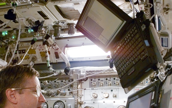 Culbertson uses a PDA in the U.S. Laboratory during Expedition Three