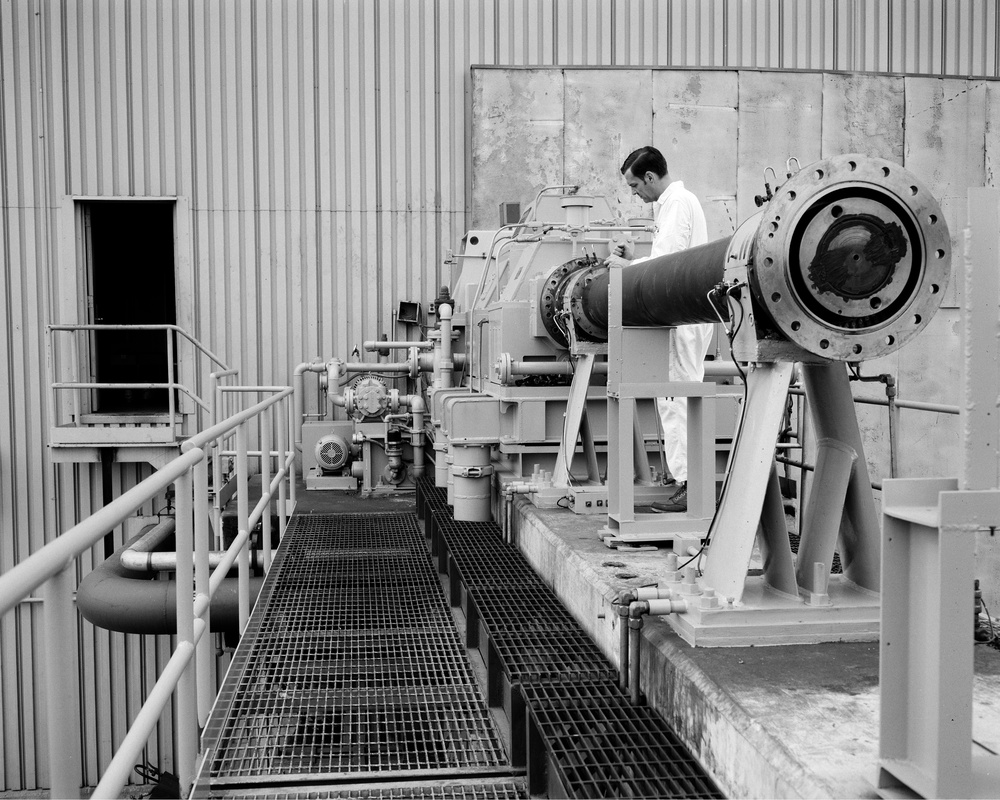 GEARBOX AND OIL LINES ON QUIET FAN BUILDING