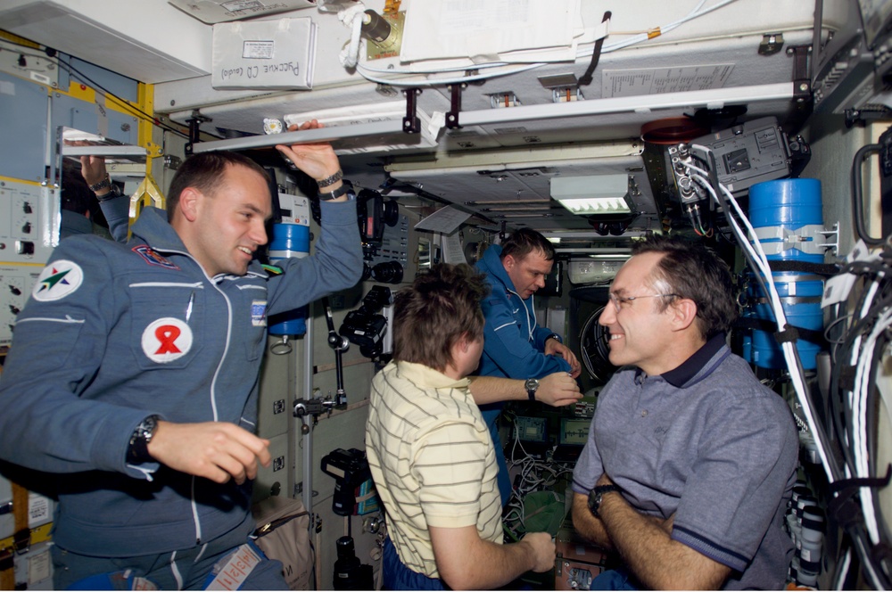 Soyuz 4 SFP Shuttleworth and EXP 4 FE Walz visit in the SM during Expedition Four