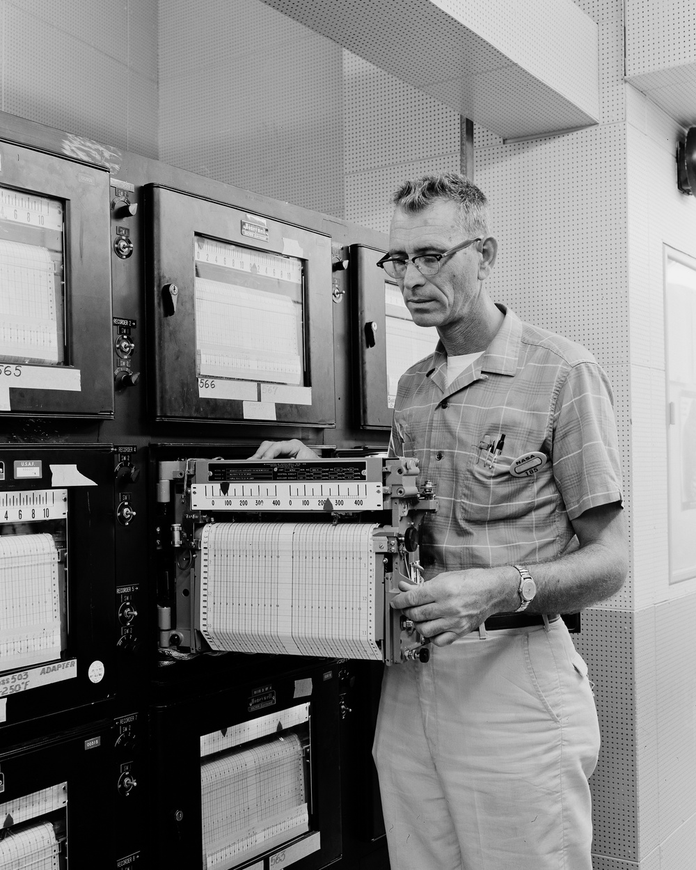 MAN AT WORK GENERAL DYNAMICS / ASTRONAUTICS GD/A IN SPACE POWER CHAMBER SPC - SEPARATION TEST CONTROL ROOM - H A ROUSE