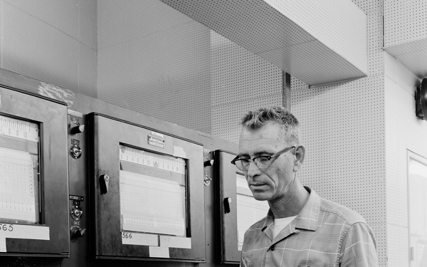 MAN AT WORK GENERAL DYNAMICS / ASTRONAUTICS GD/A IN SPACE POWER CHAMBER SPC - SEPARATION TEST CONTROL ROOM - H A ROUSE