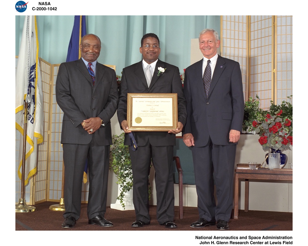 NASA 2000 HONOR AWARDS CEREMONY DON CAMPBELL - MICHAEL GOIN ACCEPTING FOR DENNIS CONRAD - GENERAL DAILEY