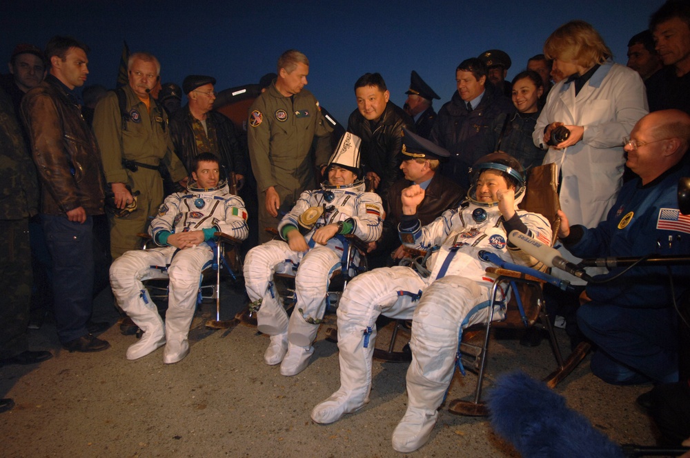 Expedition 10 Landing