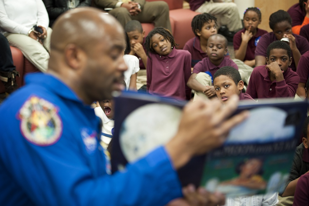 Leland Melvin Meets with Elementary Students (201102080002HQ)