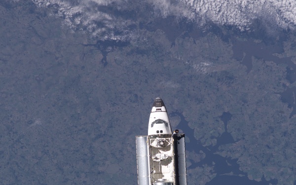 Endeavour on approach to ISS for mission STS-111 UF2 / Expedition Four
