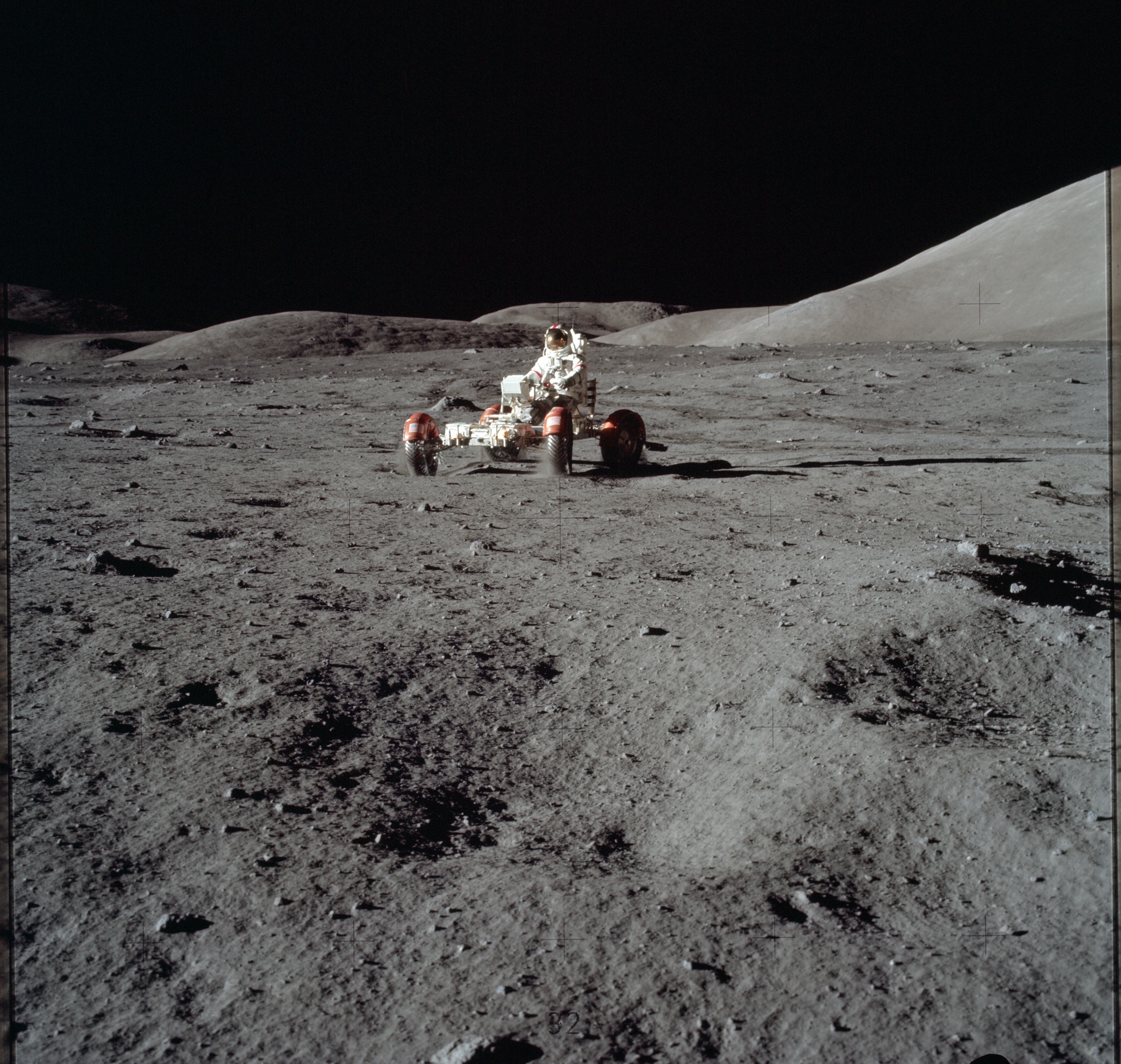 Стоя на поверхности луны. Аполлон 17 Юджин Сернан. Ровер Аполлон 17. Поверхность Луны. Необычная Луна.