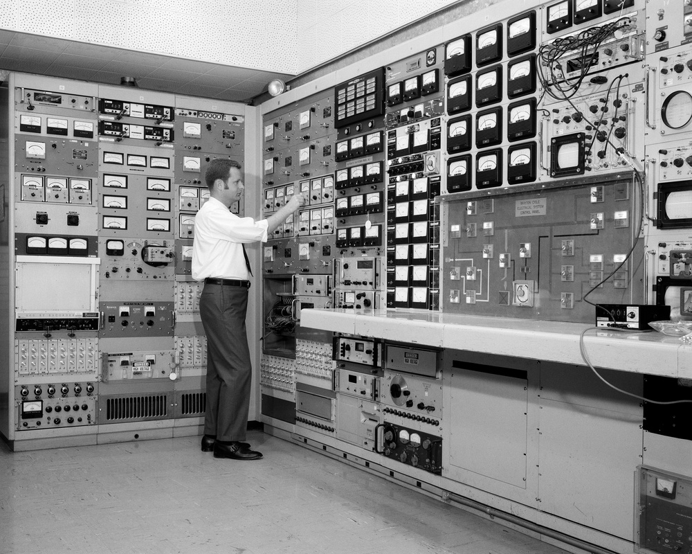 WI-AA CONTROL ROOM AND COMPUTER