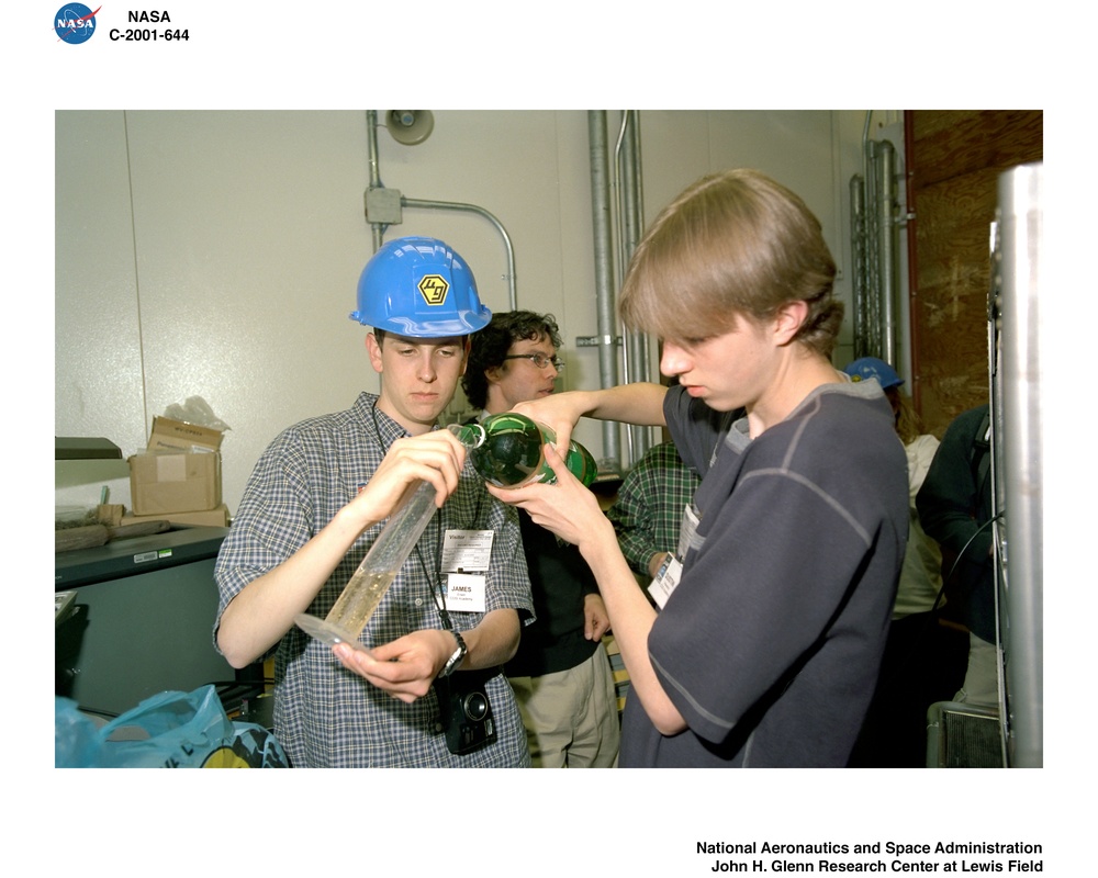 CENTER OF SCIENCE INDUSTRY ACADEMY STUDENTS POURING GINGER ALE INTO A GRADUATED CYLINDER TO PREPARE THEIR EXPERIMENT IN LEVEL 4 LABORATORY