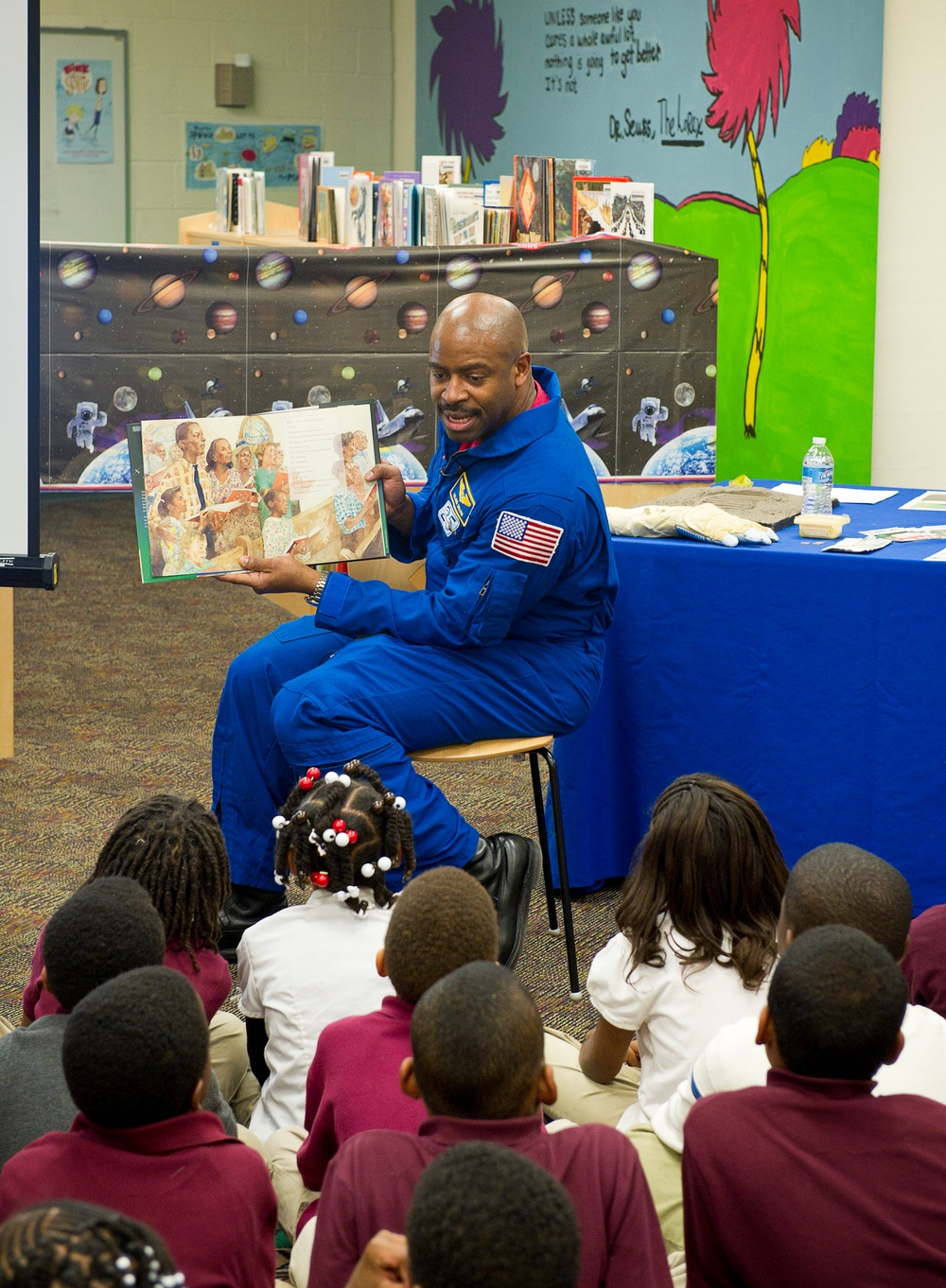 Leland Melvin Meets with Elementary Students (201102080003HQ)