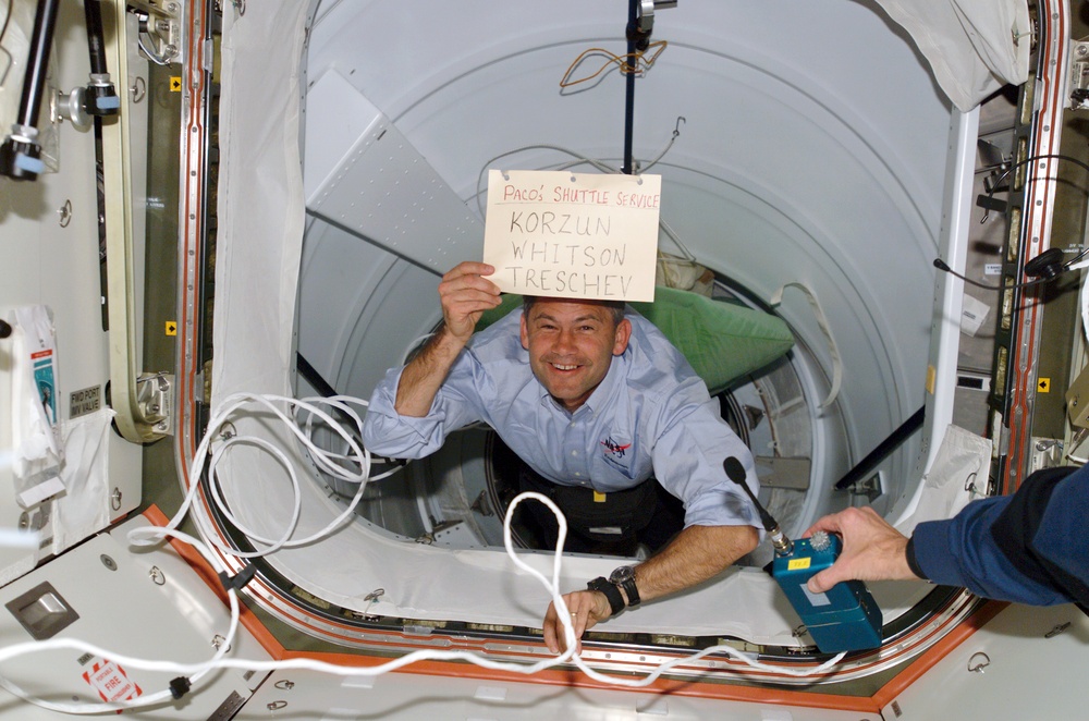 Korzun holds sign in the PMA2 during Expedition Five on the ISS