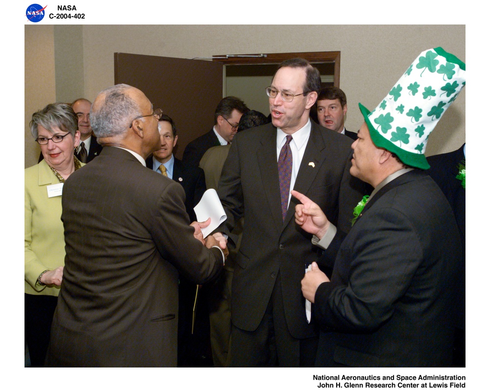Administrator Sean O'Keefe's visit to Glenn Research Center for the NASA Shared Resource Center proposal review