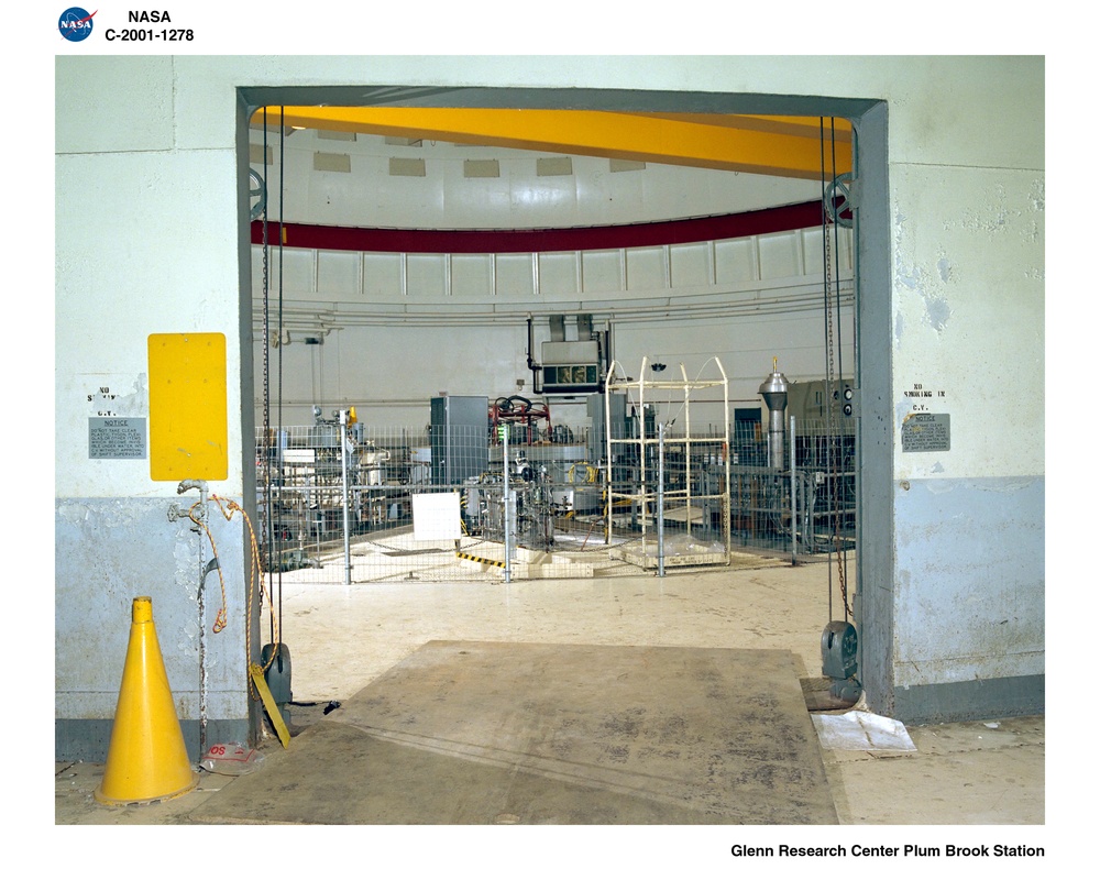 PLUM BROOK REACTOR FACILITY / CONTAINMENT VESSEL VIEW THROUGH TRUCK DOOR / 00105 / C17 - K12