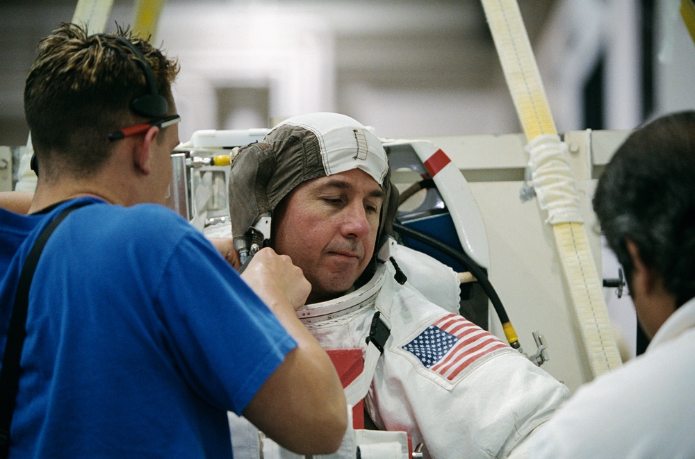 STS-114 Astronaut Steve Robinson during NBL/EVA dive