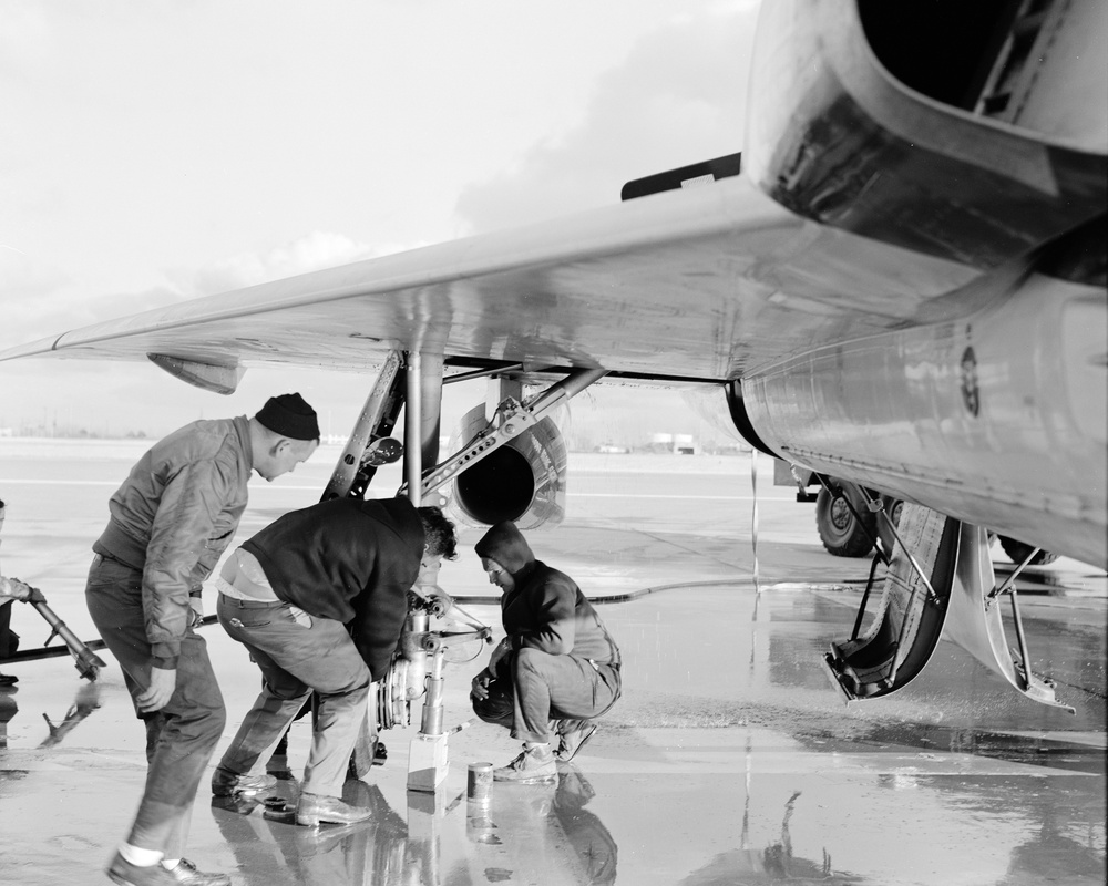 ACCIDENT AT SELFRIDGE AIR FORCE BASE MICHIGAN - BLOWN TIRE ON F-106 AIRPLANE