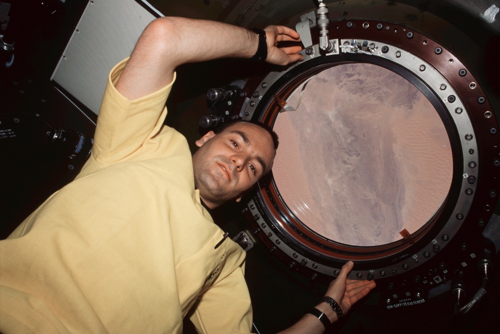 SFP Shuttleworth poses beneath the Earth OBS window in the U.S. Lab during Expedition Four