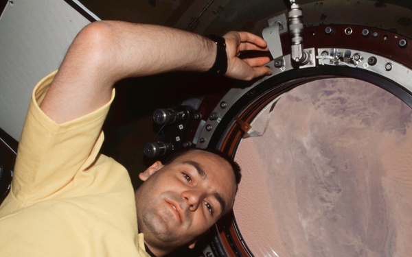 SFP Shuttleworth poses beneath the Earth OBS window in the U.S. Lab during Expedition Four