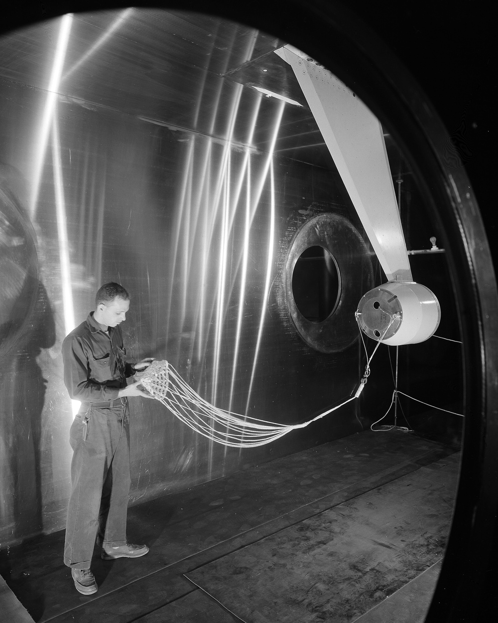 SAMOS PARACHUTE MODEL IN TUNNEL