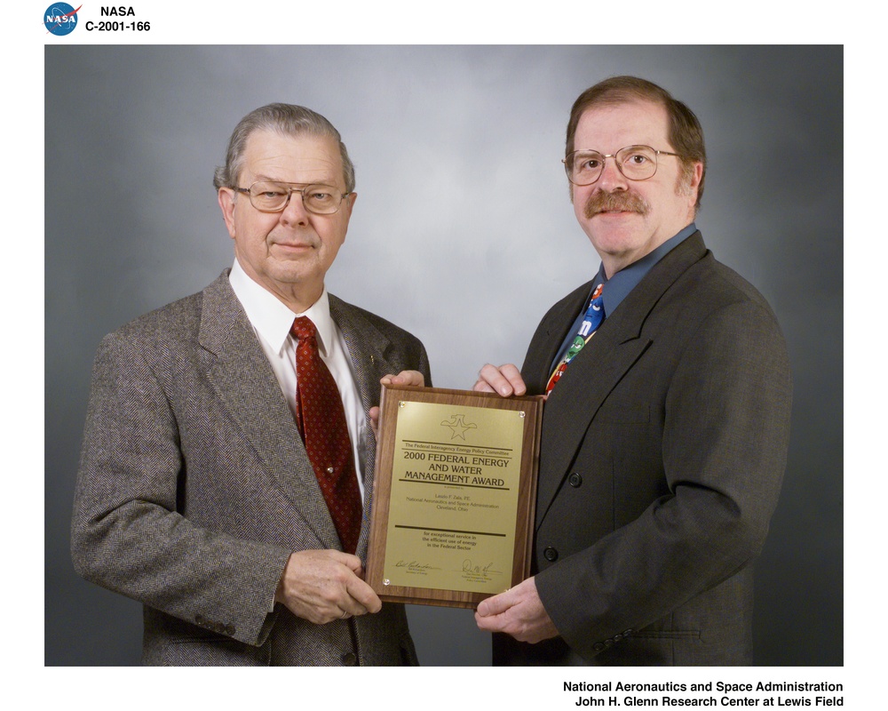 JOSE VEGA PRESENTING 2000 FEDERAL ENERGY AND WATER MANAGEMENT AWARD TO LASZLO ZALA