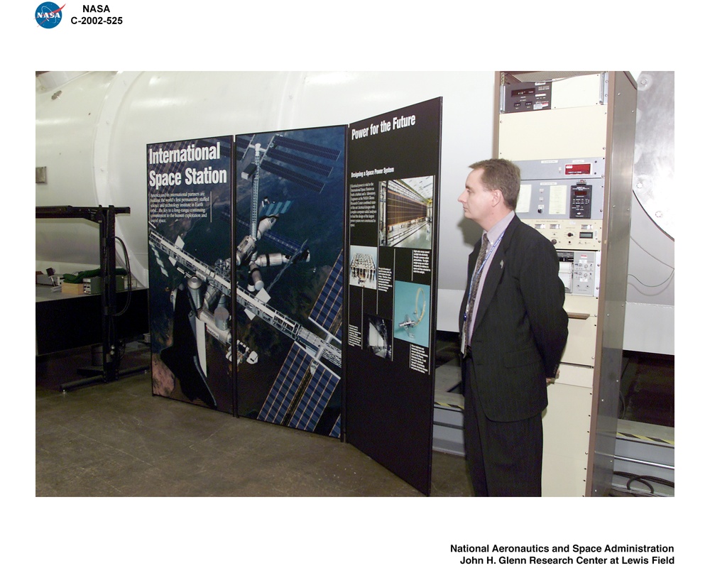 VISIT TO NASA GLENN RESEARCH CENTER BY NASA ADMINISTRATOR SEAN O'KEEFE / ELECTRIC POWER LABORATORY EPL