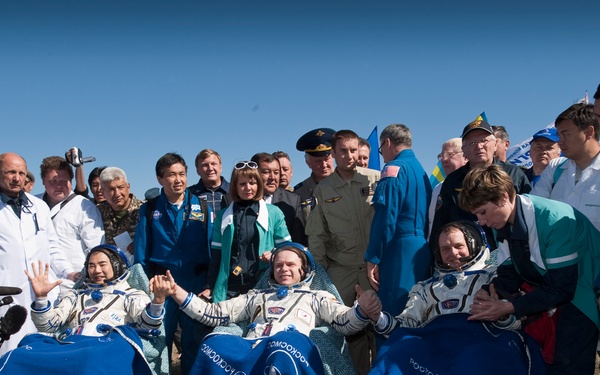 Soyuz TMA-17 Lands