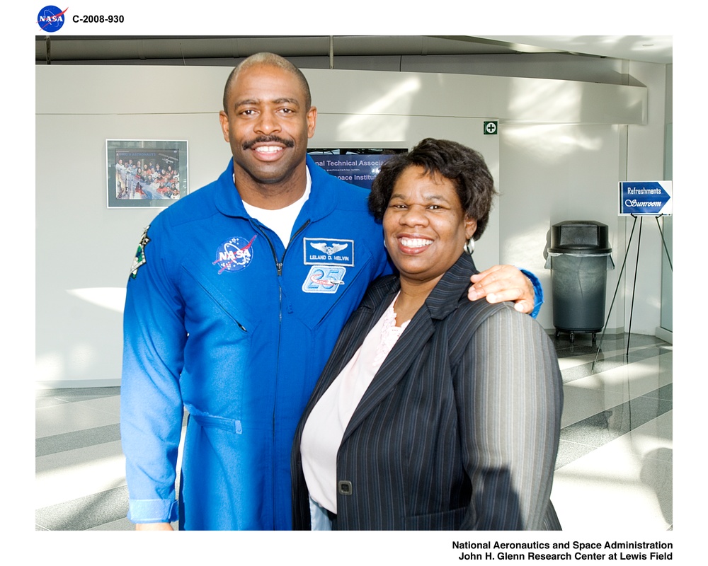 Visit to Ohio Aerospace Institute (OAI) by Astronaut Leland Melvin
