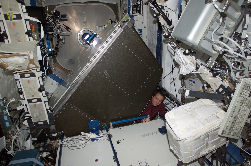Bursch performs IFM on HRF rack in U.S. Laboratory during  Expedition Four