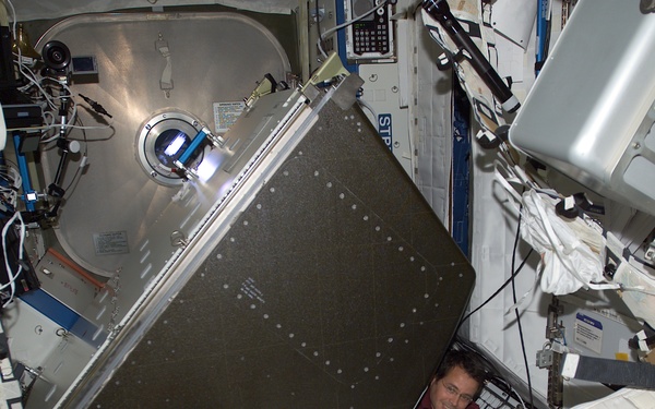 Bursch performs IFM on HRF rack in U.S. Laboratory during  Expedition Four