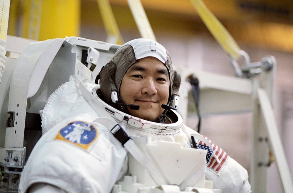 STS-108 Astronauts Linda Godwin and Dan Tani in the NBL