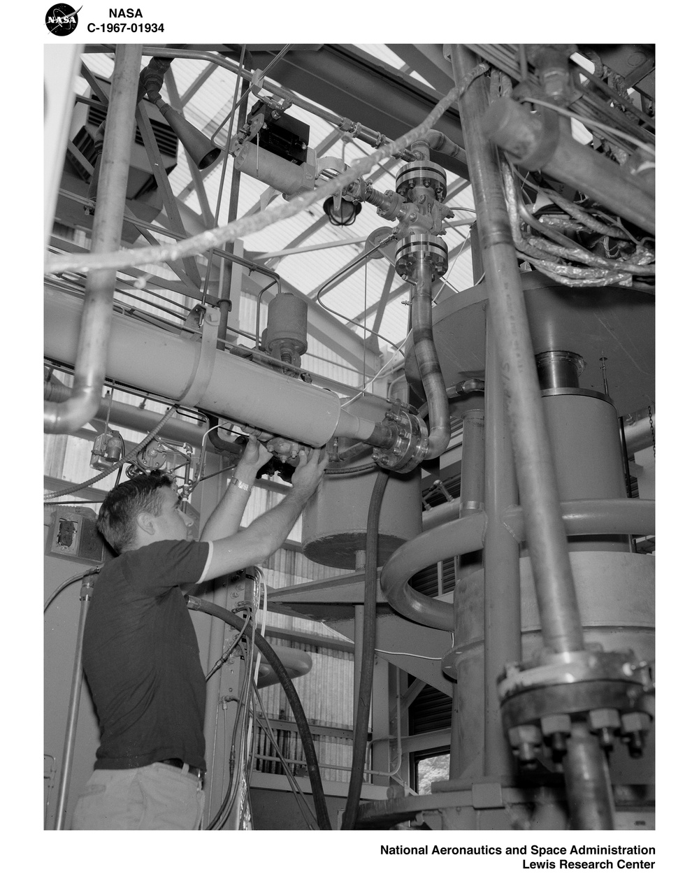 SLIDING INJECTOR ON THE TEST STAND IN THE ROCKET ENGINE TEST FACILITY RETF