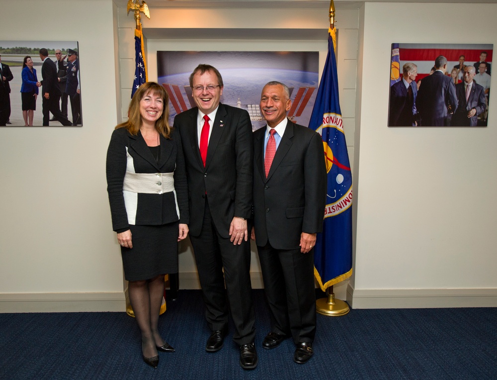 NASA DLR Agreement Signing (201012080004HQ)