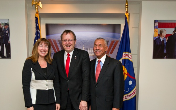 NASA DLR Agreement Signing (201012080004HQ)