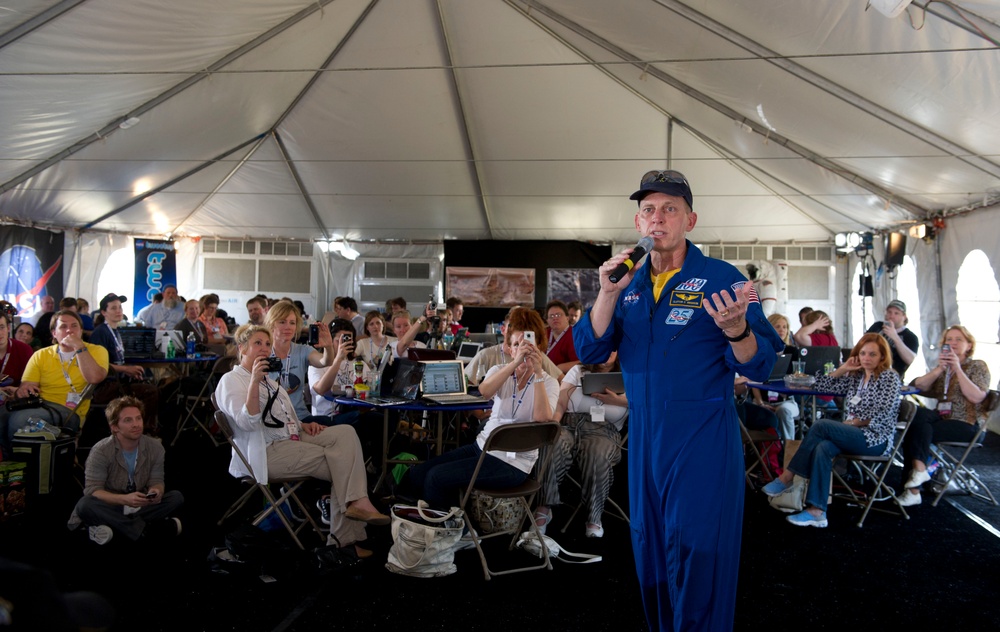 STS134 Tweetup (201104280006HQ)
