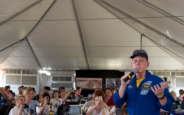 STS134 Tweetup (201104280006HQ)