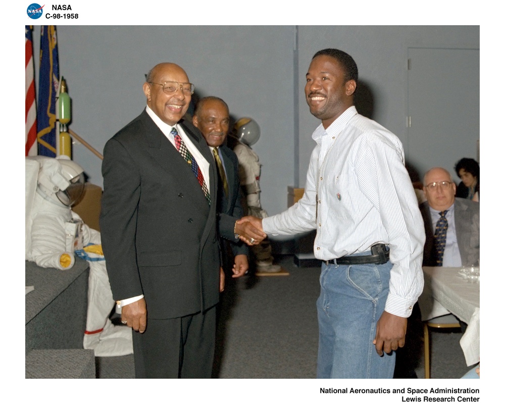 RECOGNITION CEREMONY  WITH CONGRESSMAN LOUIS STOKES FOR THE SUPPORT FOR THE VICE PRESIDENT AL GORE VISIT