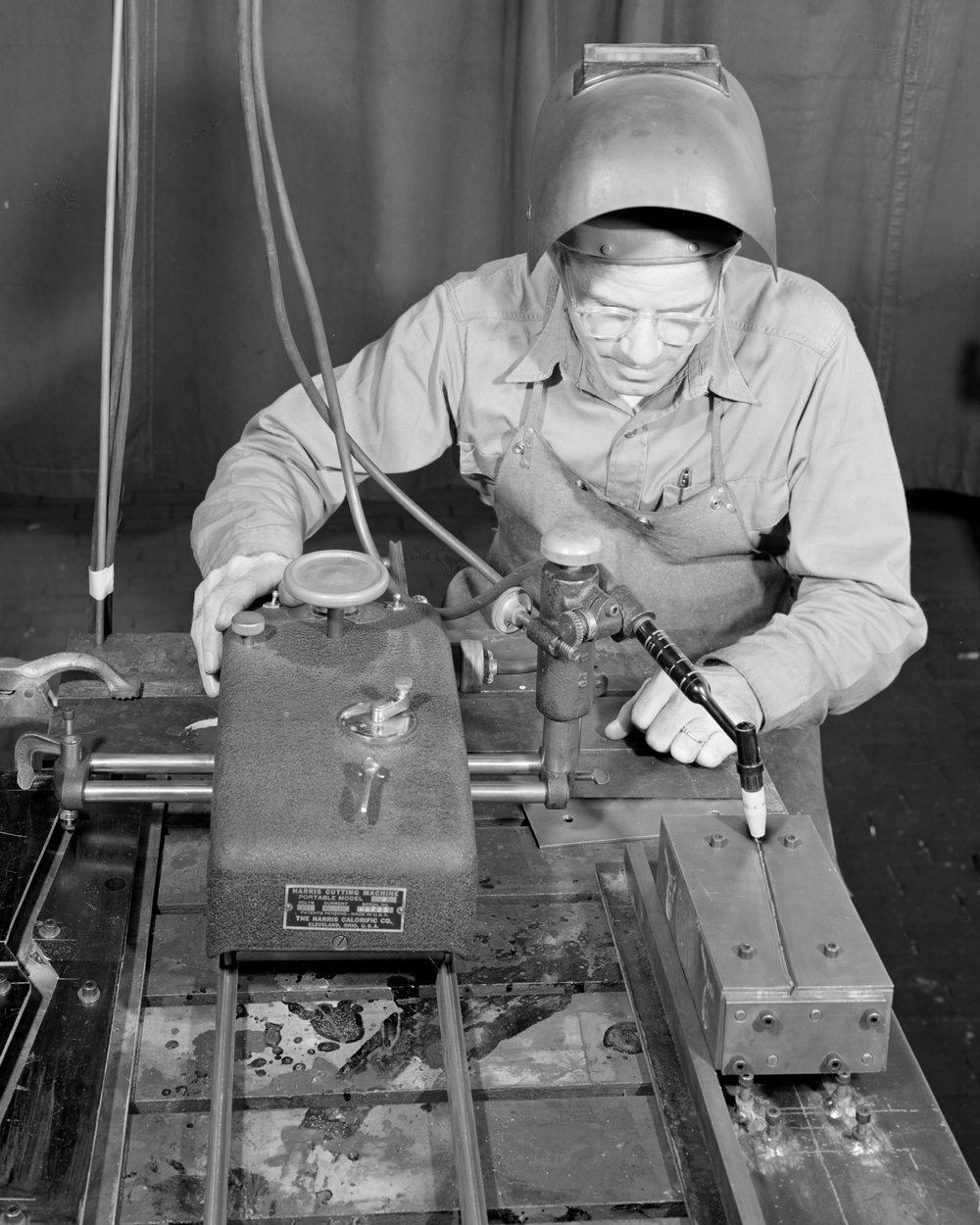 AUTOMATIC CAM FOLLOWING WELDING FIXTURE FOR TURBINE BLADES