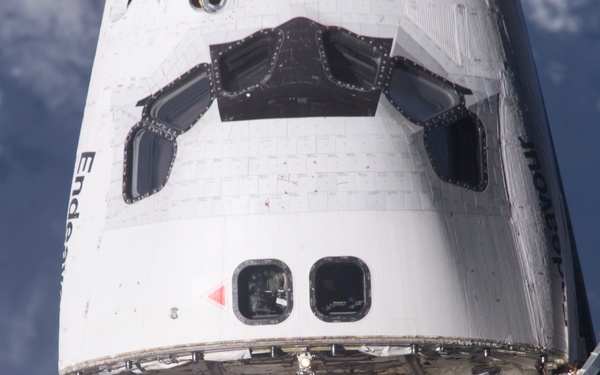 Endeavour on approach to ISS for mission STS-111 UF2 / Expedition Four