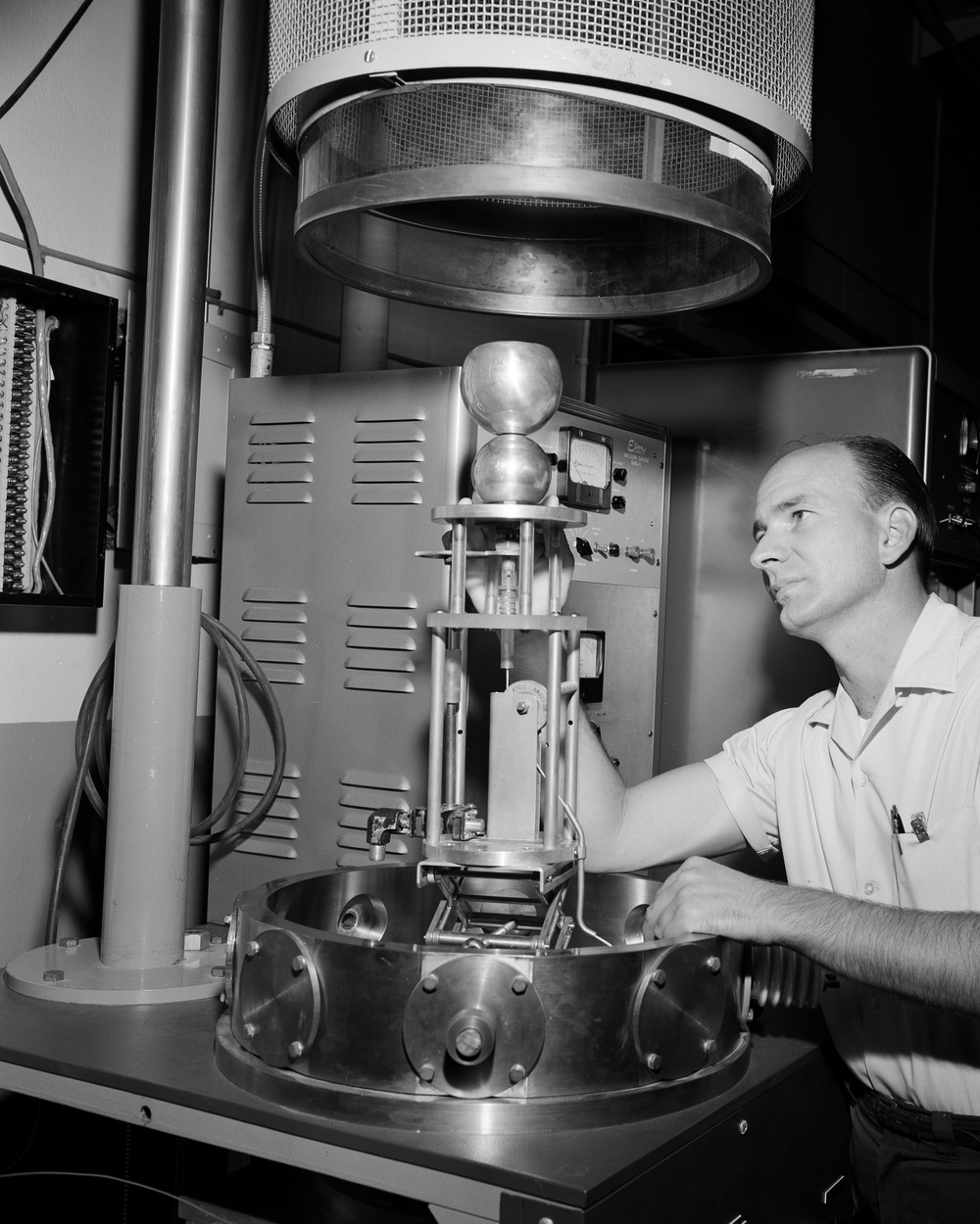 SUGGESTION AWARD PRESENTED TO ROBERT D SHELDON IN THE ELECTRIC PROPULSION RESEARCH BUILDING EPRB