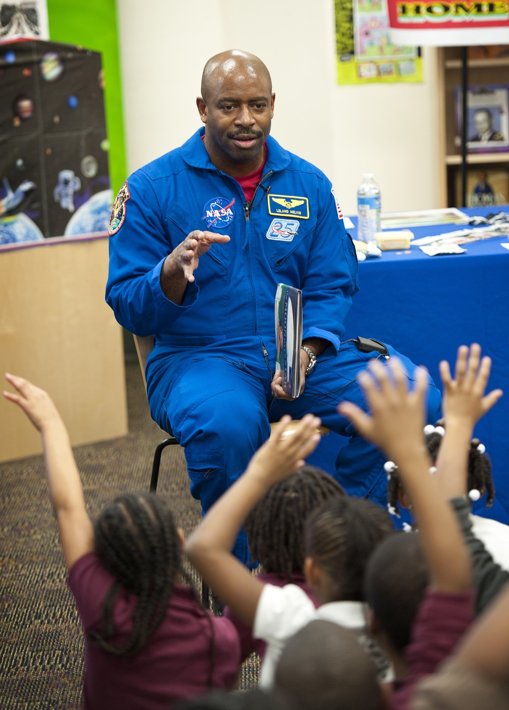 Leland Melvin Meets with Elementary Students (201102080004HQ)