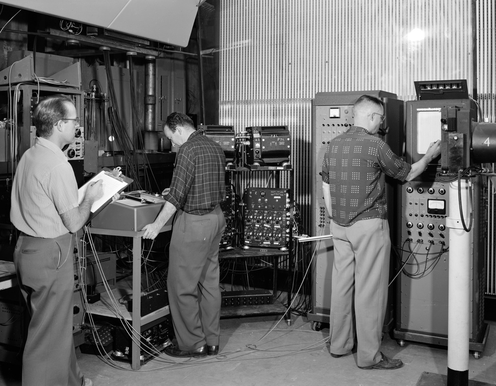 TEST SETUP IN THE PROPULSION SCIENCES LABORATORY PSL NO. 1 - EQUIPMENT IN CONTROL ROOM SHOWING PERSONNEL AT OPERATING STATIONS