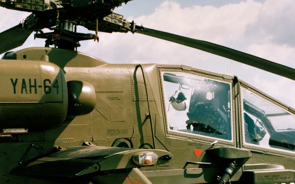 HUGHES YAH-64 HELICOPTER WITH MISSILE LAUNCHER