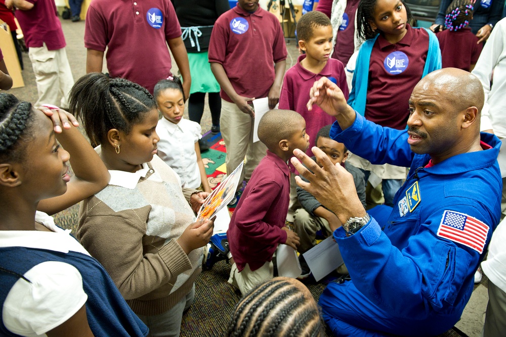 Leland Melvin Meets with Elementary Students (201102080011HQ)