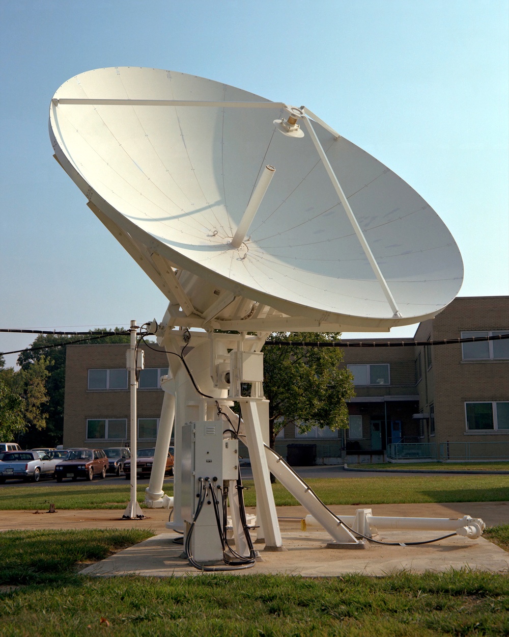 2.44 METER AND 4.72 METER ANTENNAS NEAR BUILDING 139