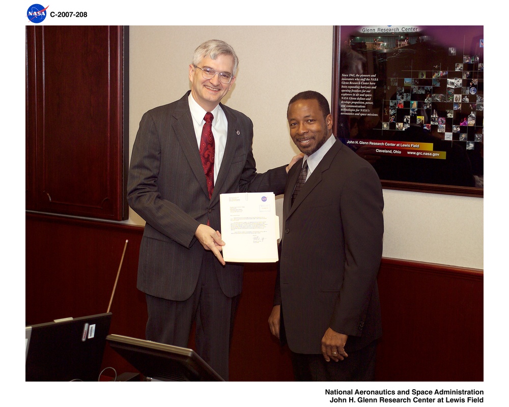 Award presentation during the DLT meeting