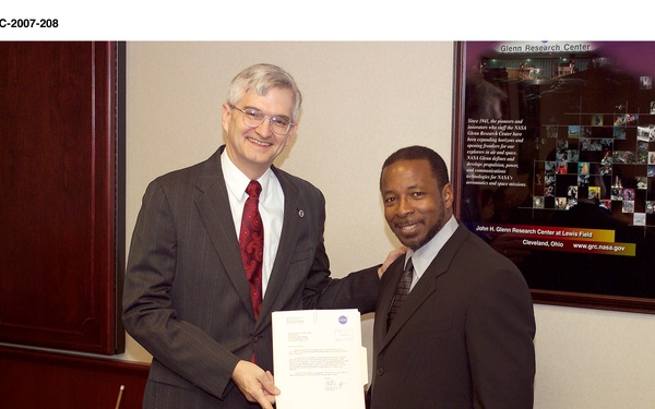 Award presentation during the DLT meeting