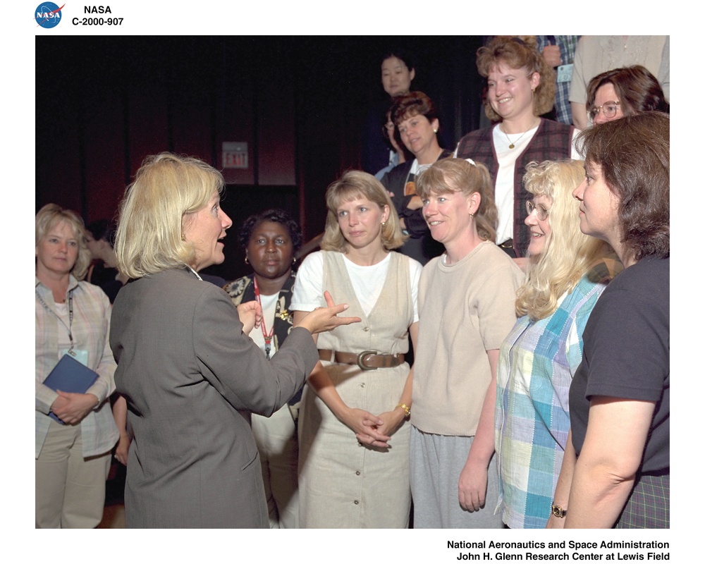 NASA CHIEF SCIENTIST DOCTOR KATHIE OLSEN DURING VISIT TO NASA GLENN RESEARCH CENTER - DR OLSEN WITH TEACHERS