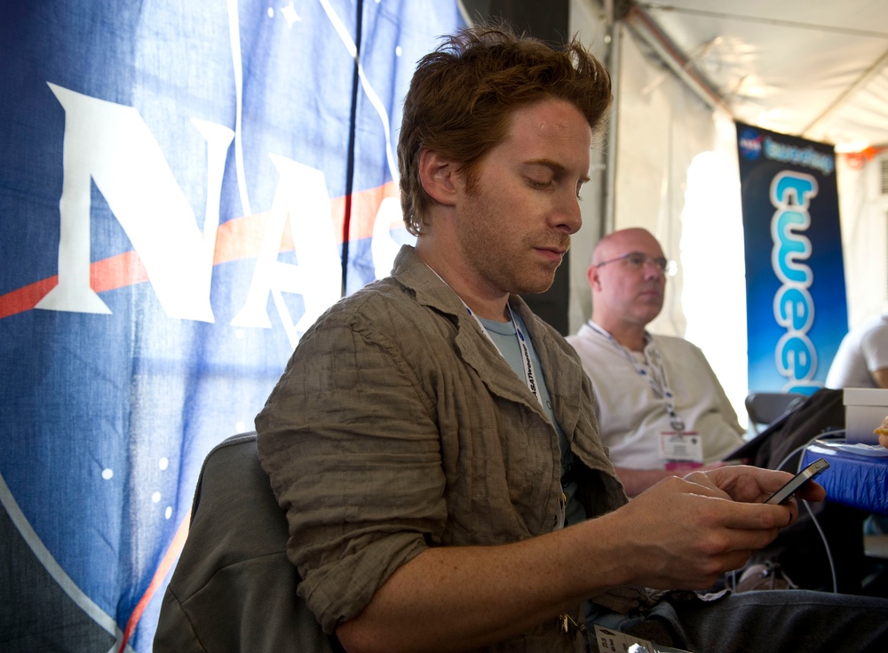 STS134 Tweetup (201104280007HQ)